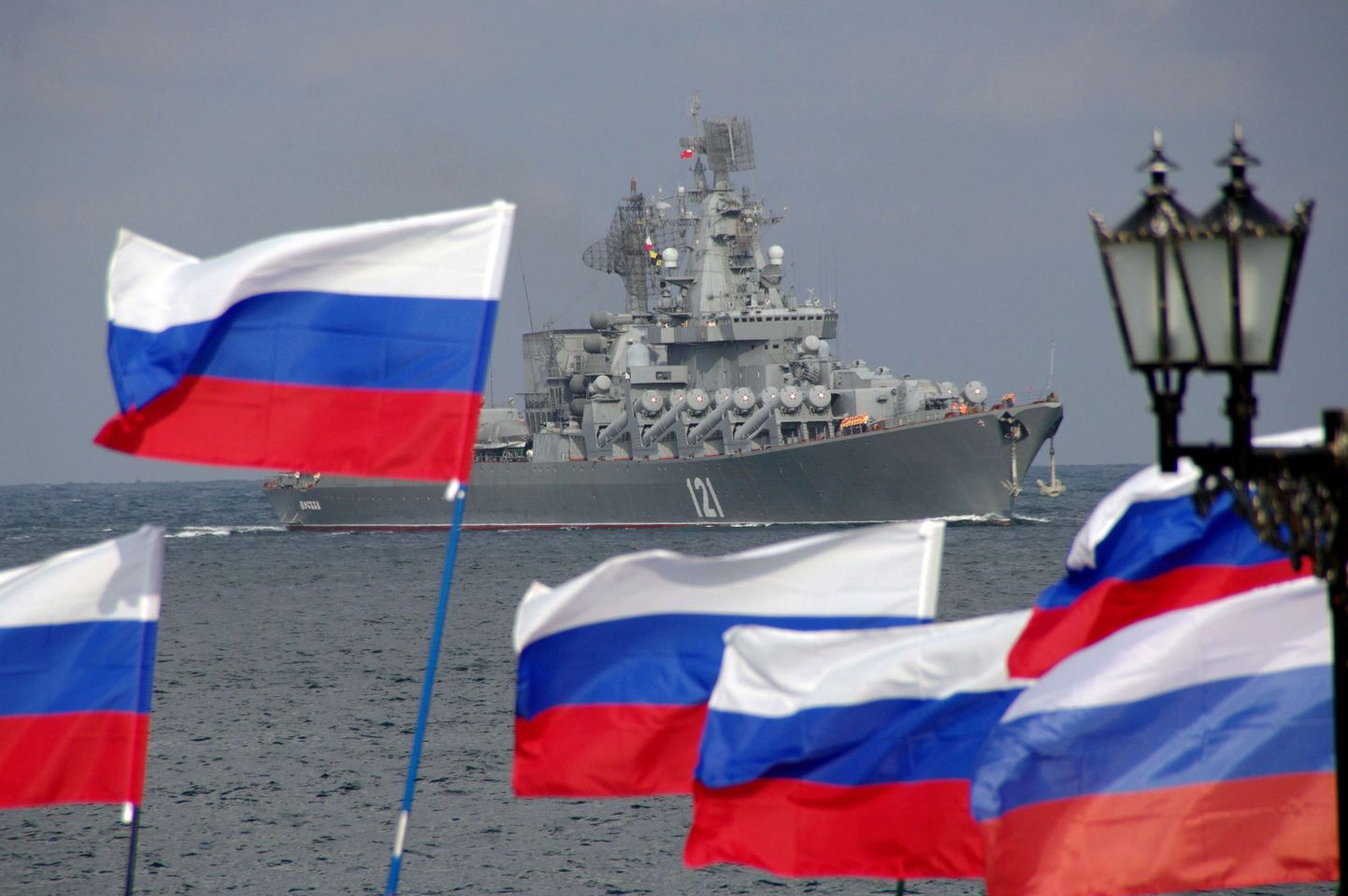 Venemaa sõjalaev saabumas Sevastopoli sadamasse.