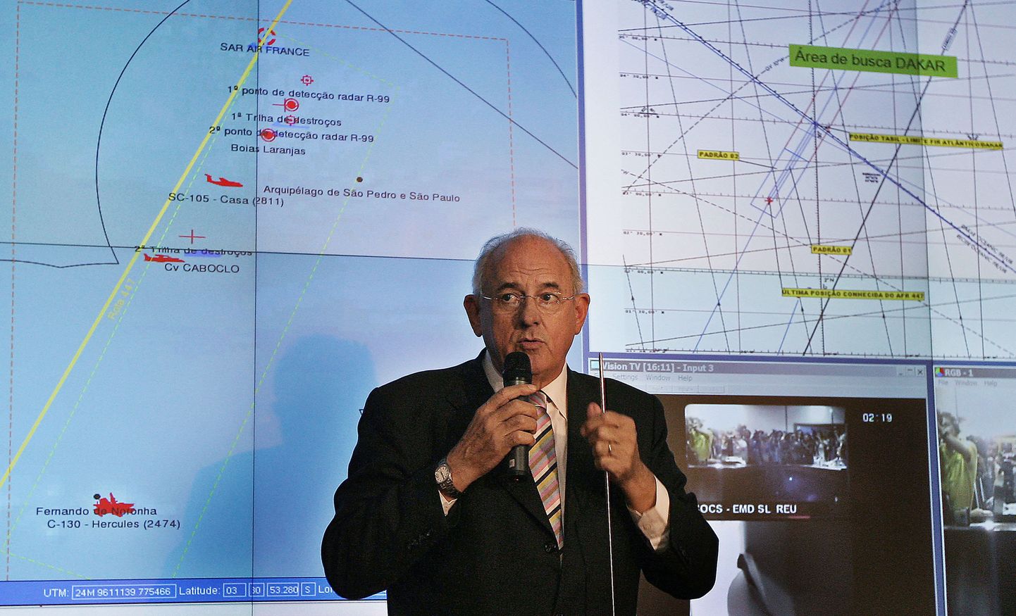 Brasiilia kaitseminister Nelson Jobim jagamas informatsiooni allakukkunud lennuki jäänuste kohta