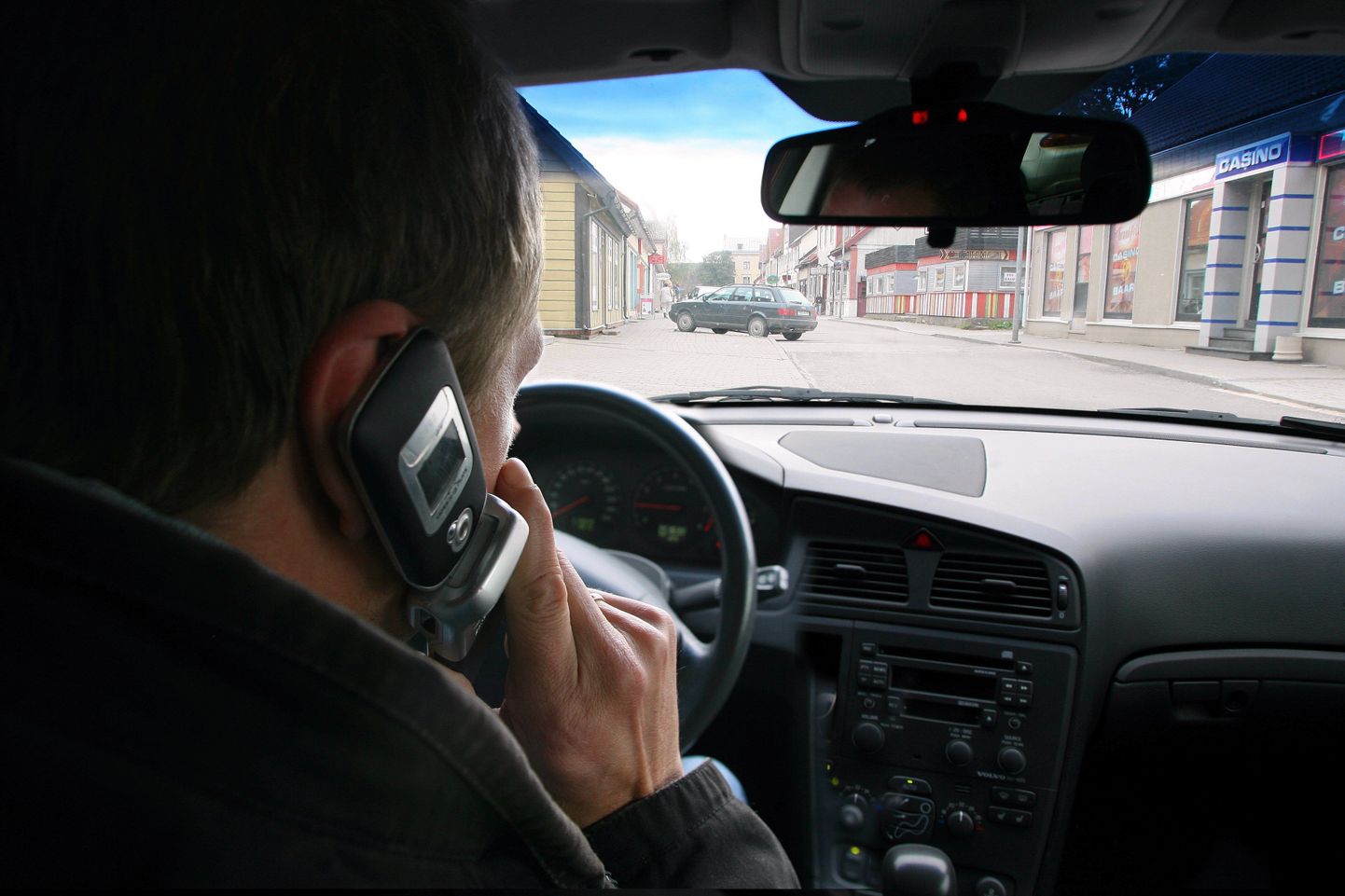 Разговаривать по мобильнику во время движения, держа телефон в руках, водителю запрещено.