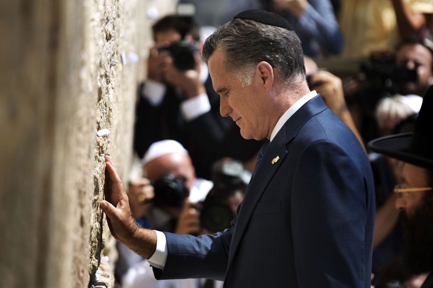 Mitt Romney külastas Jeruusalemmas asuvat Läänemüüri.