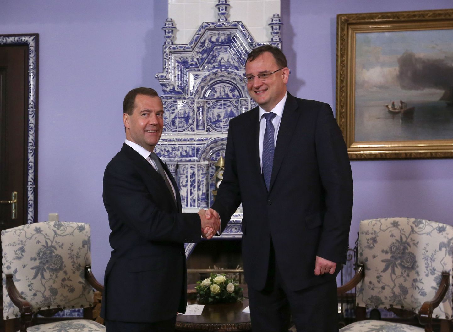 Vene peaminister Dmitri Medvedev (vasakul) koos Tšehhi valitsusjuhi Petr Nečas täna Gorkis asuvas residentsis.