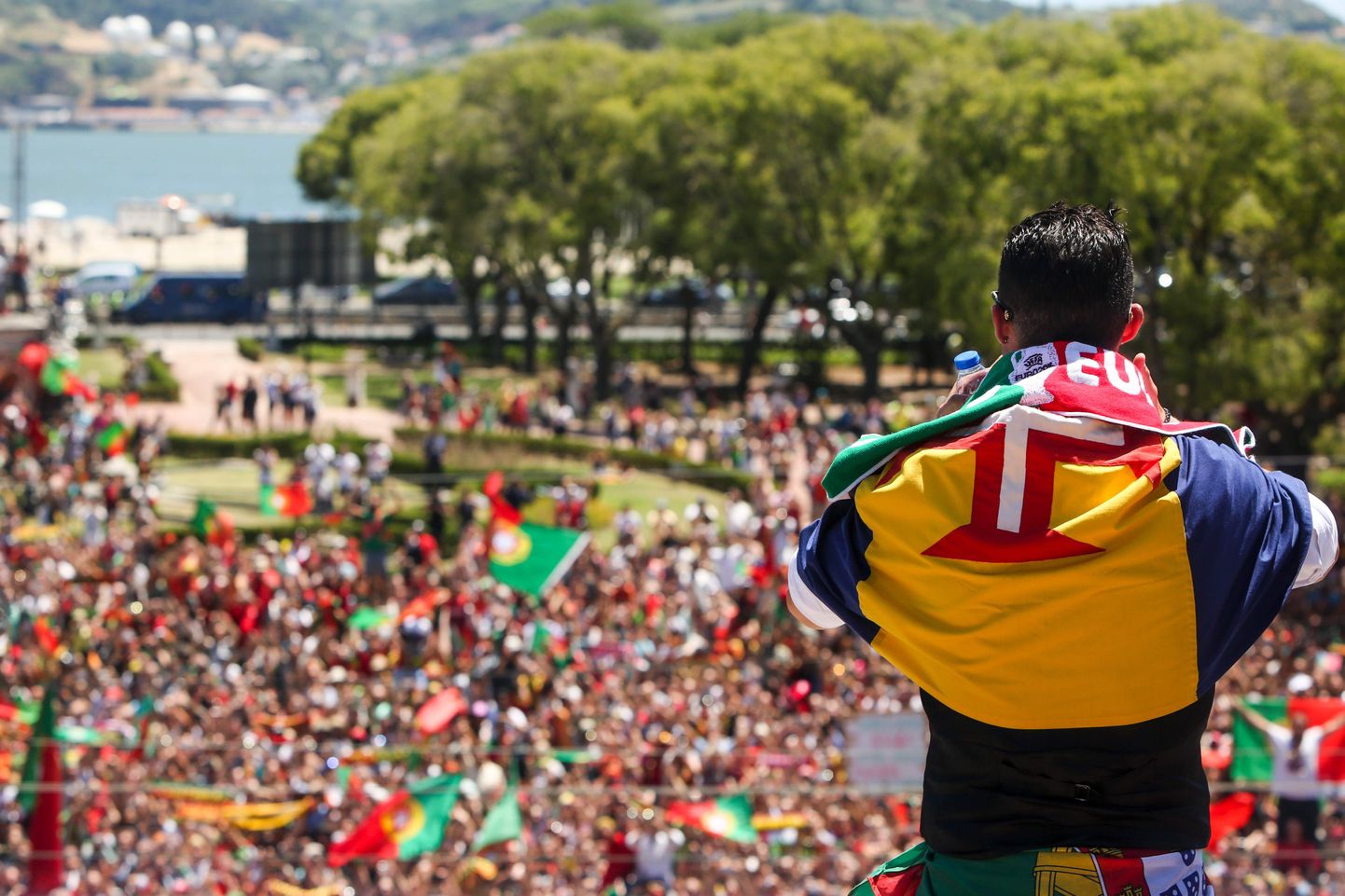 Portugallased jalgpalli EM-tiitlit tähistamas.