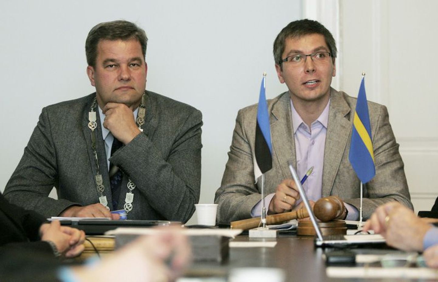 Rakveres järgmisel nädalal toimuv volikogu istung on ­omamoodi ajalooline, sest volikogu esimees Marko Torm ­(paremal) kohale ei ilmu. Pildil vasakul Mihkel Juhkami.