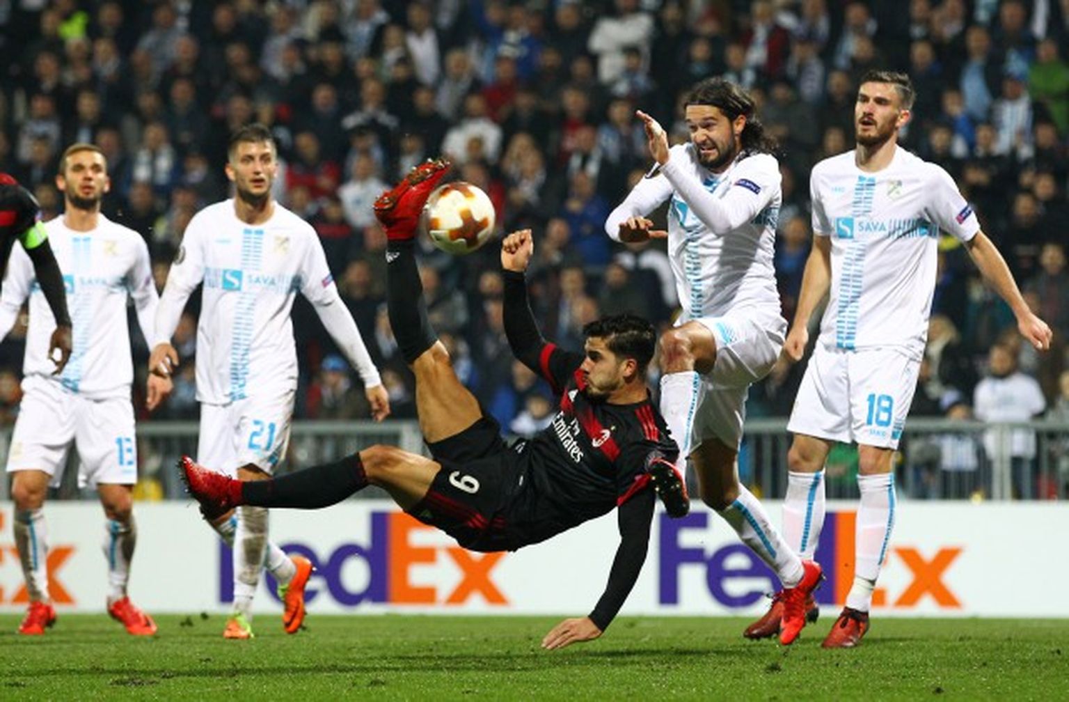 Itālijas kluba «AC Milan» un Horvātijas vienības «Rijeka» futbolistu duelis UEFA Eiropas līgas mačā (centrā Andrē Silva)