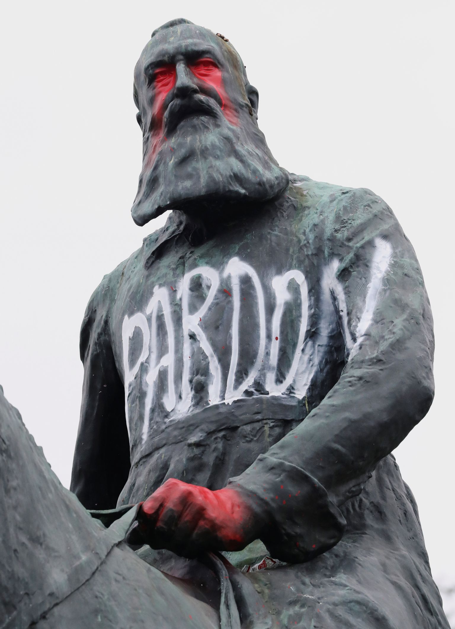 Belgia kuninga Leopold II ratsamonument Brüsselis. Protestijad on teinud kujule grafiti «Pardon» (vabanda)