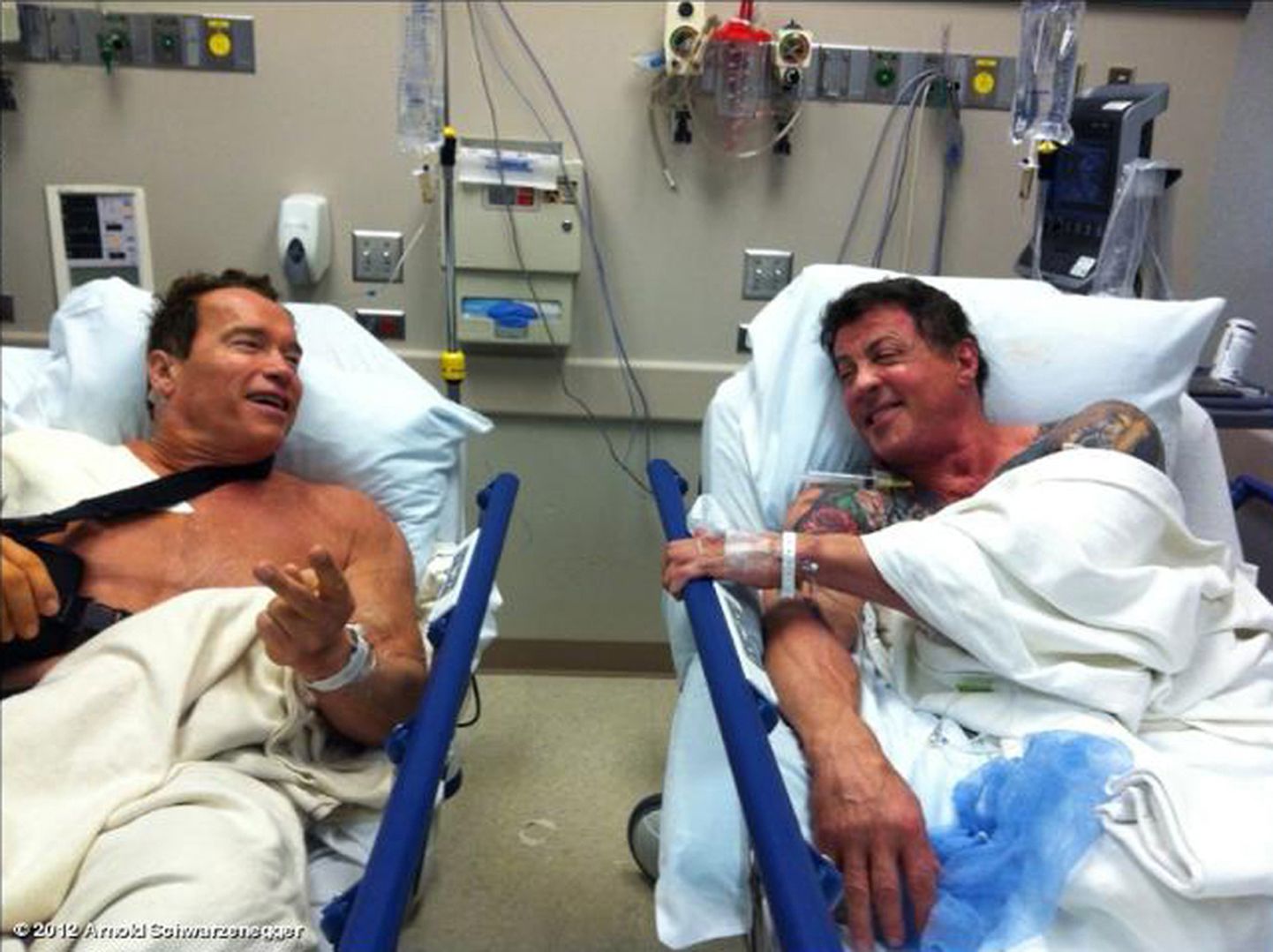 Näitlejad Arnold Schwarzenegger ja Sylvester Stallone 2012. aastal koos Los Angelese haiglas.