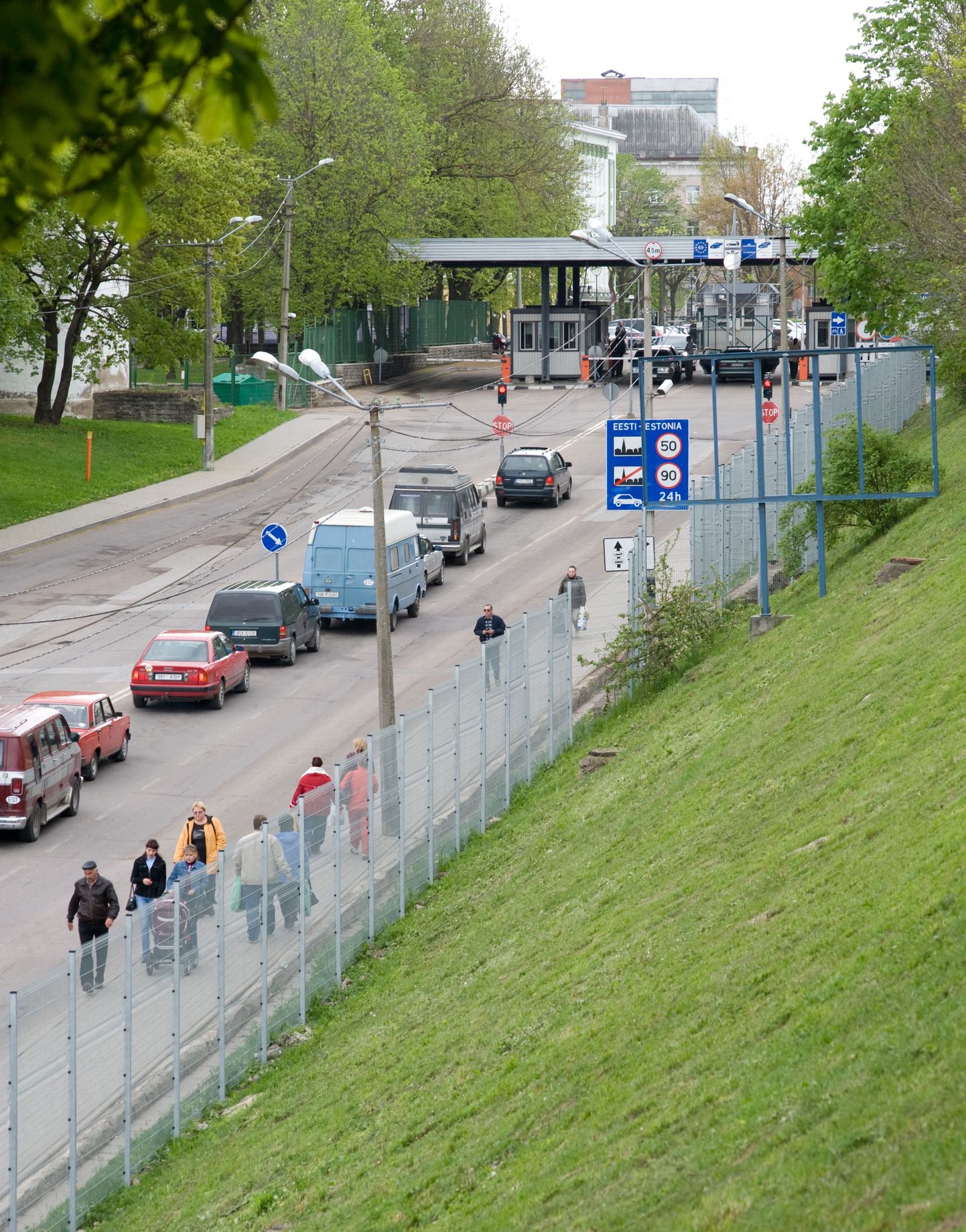 Автомобили на российско-эстонской границе в Нарве.