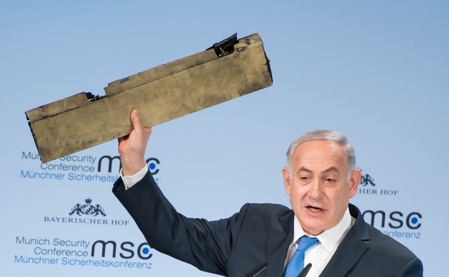 Iisraeli peaminister Benjamin Netanyahu allatulistatud Iraani drooni detailiga.