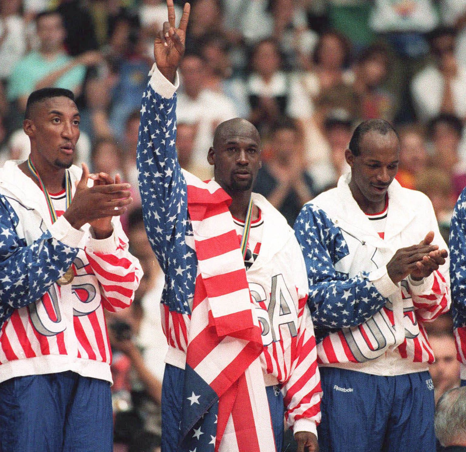 Michael Jordan (keskel) krooniti 1992. aastal Barcelonas USA korvpallikoondises olümpiavõitjaks.