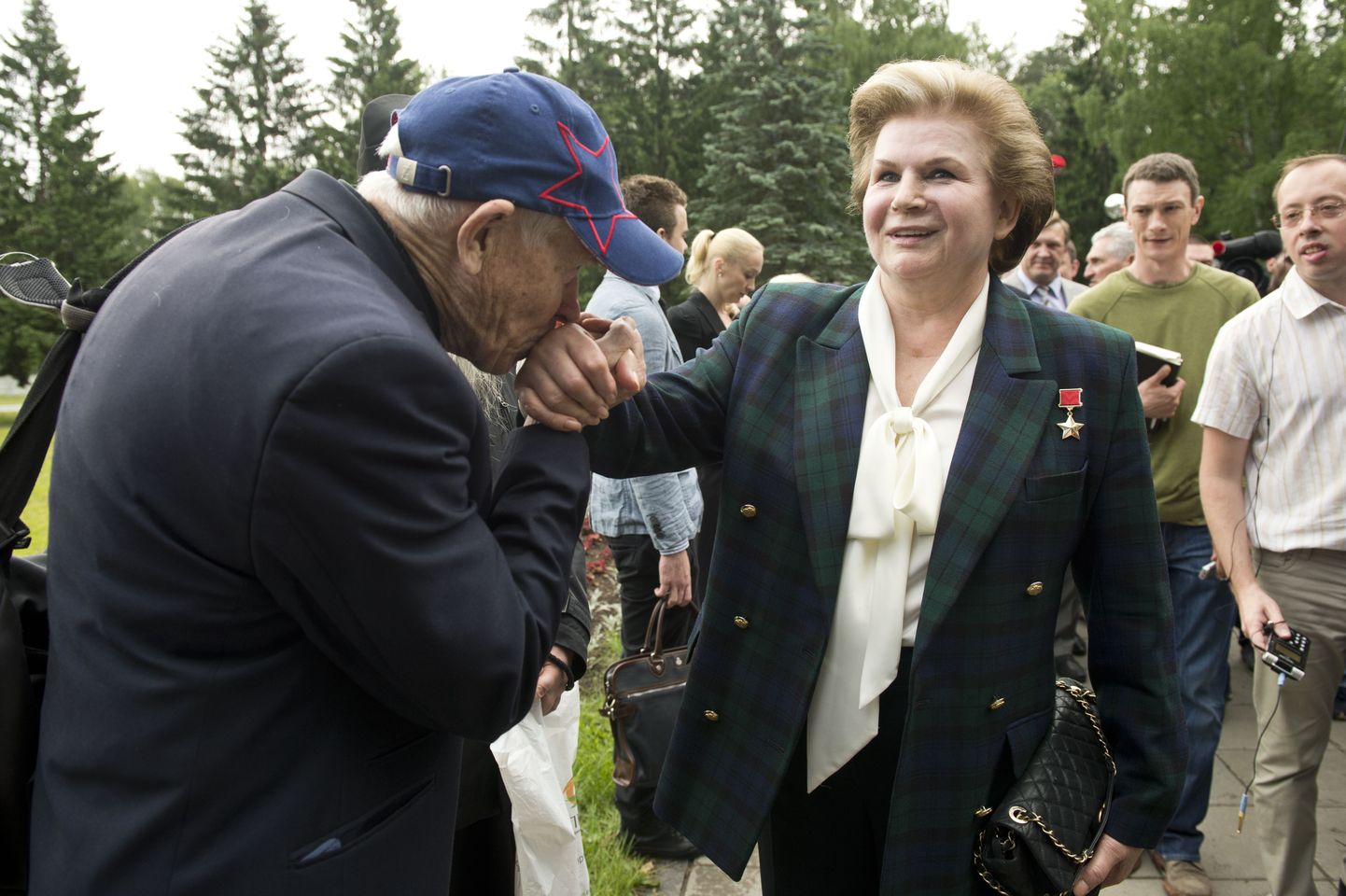 Täna tähelinnas jalutanud Valentina Tereškova sattus silmitsi ka mehega, kes naise kätt suudles.
