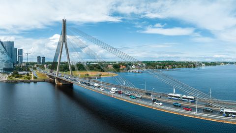 VIDEO ⟩ Daugavas straume glābēju un pusaudzi bija aiznesusi 150 metrus uz priekšu: kā tika izglābts upē ielēkušais jaunietis