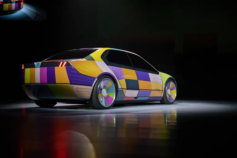 Концепт-кар "хамелеон" i Vision Dee от BMW, представленный на CES 2023, кузов которого способен менять цвет