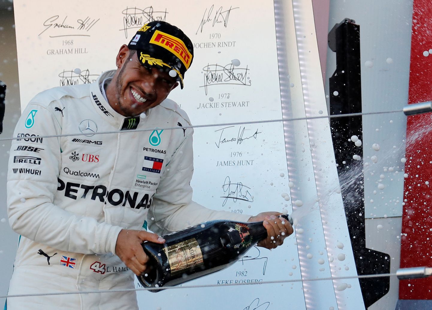 Suzukas võidušampanjat pritsiva Lewis Hamilton selja taga on maailmameistrite nimed. Kas britt saab sinna ritta oma autogrammi anda juba viiendat korda?