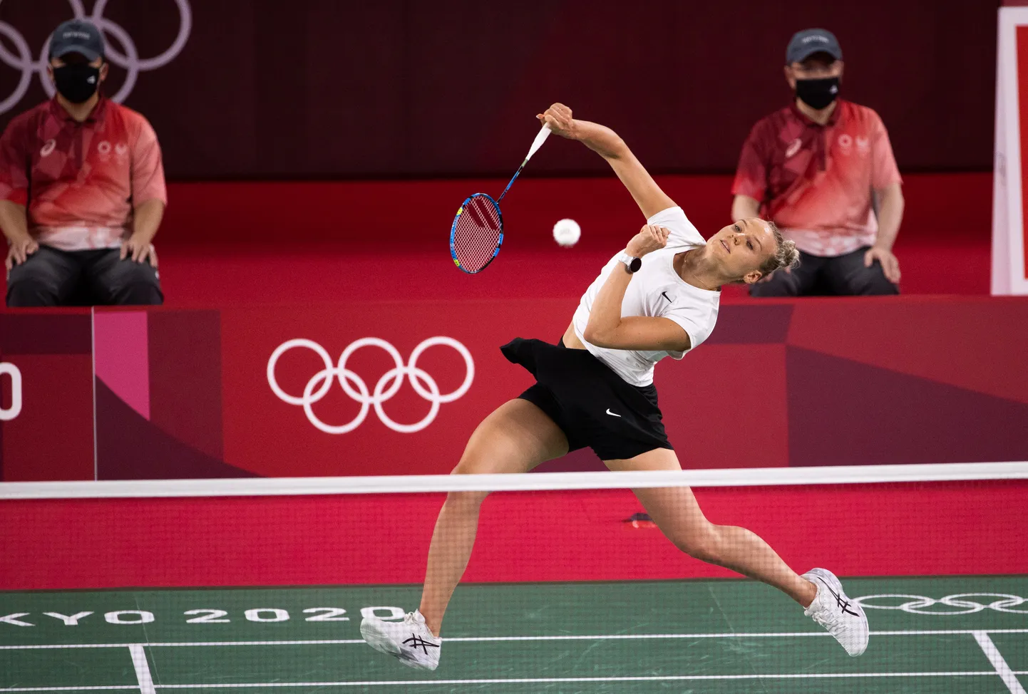 Kristin Kuuba mängimas Tokyo olümpial peruulanna Daniela Macíase vastu.