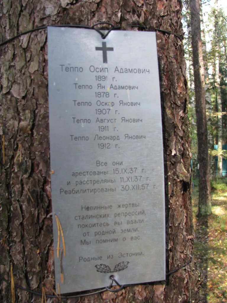 Kuna täpseid matmiskohti pole võimalik kindlaks teha, riputati hukkunute pildid ja mälestuskirjad lihtsalt puutüvedele.