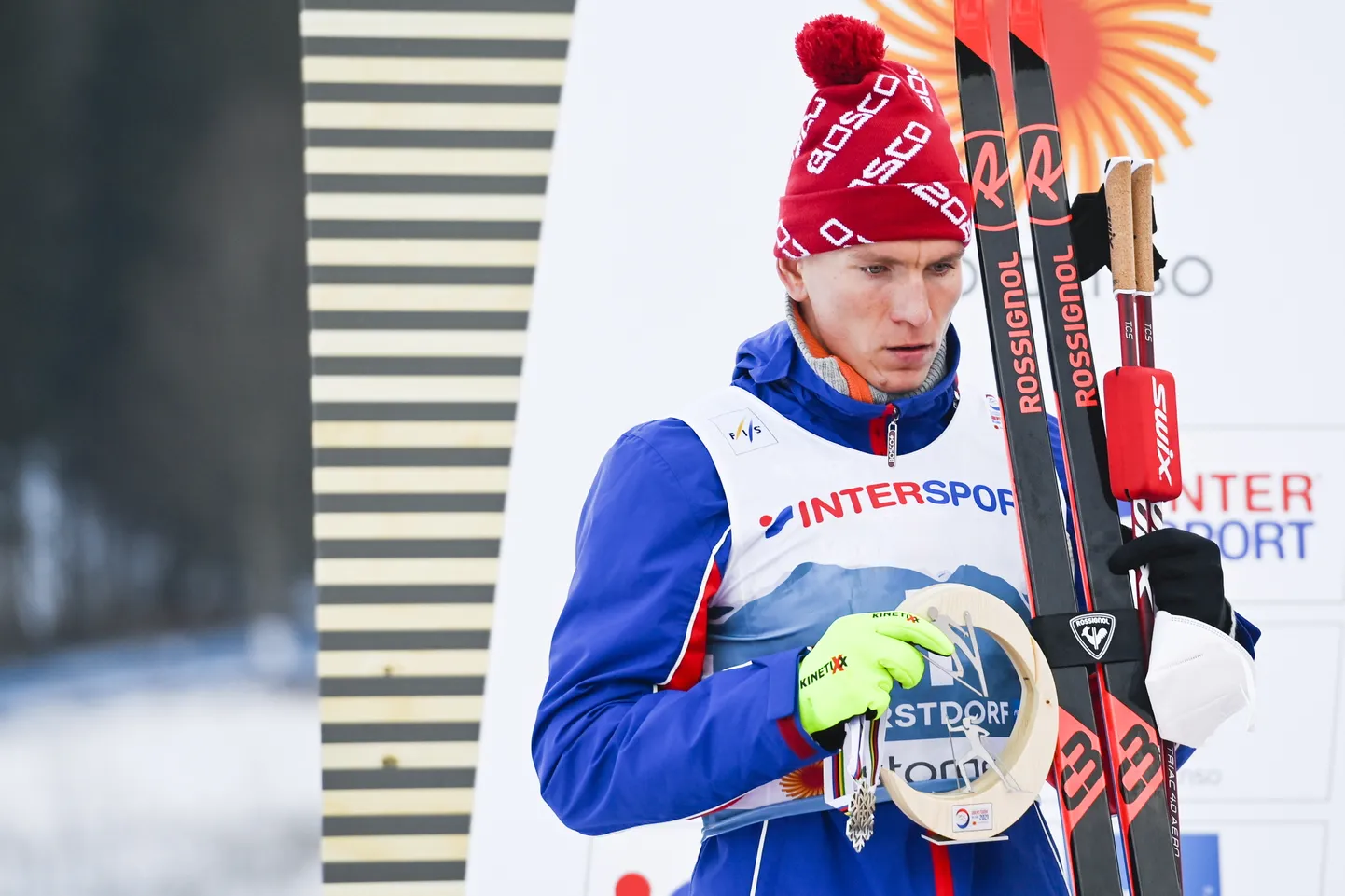 Aleksandr Bolšunov võttis medali vastu, ent kaela seda ei riputanud.