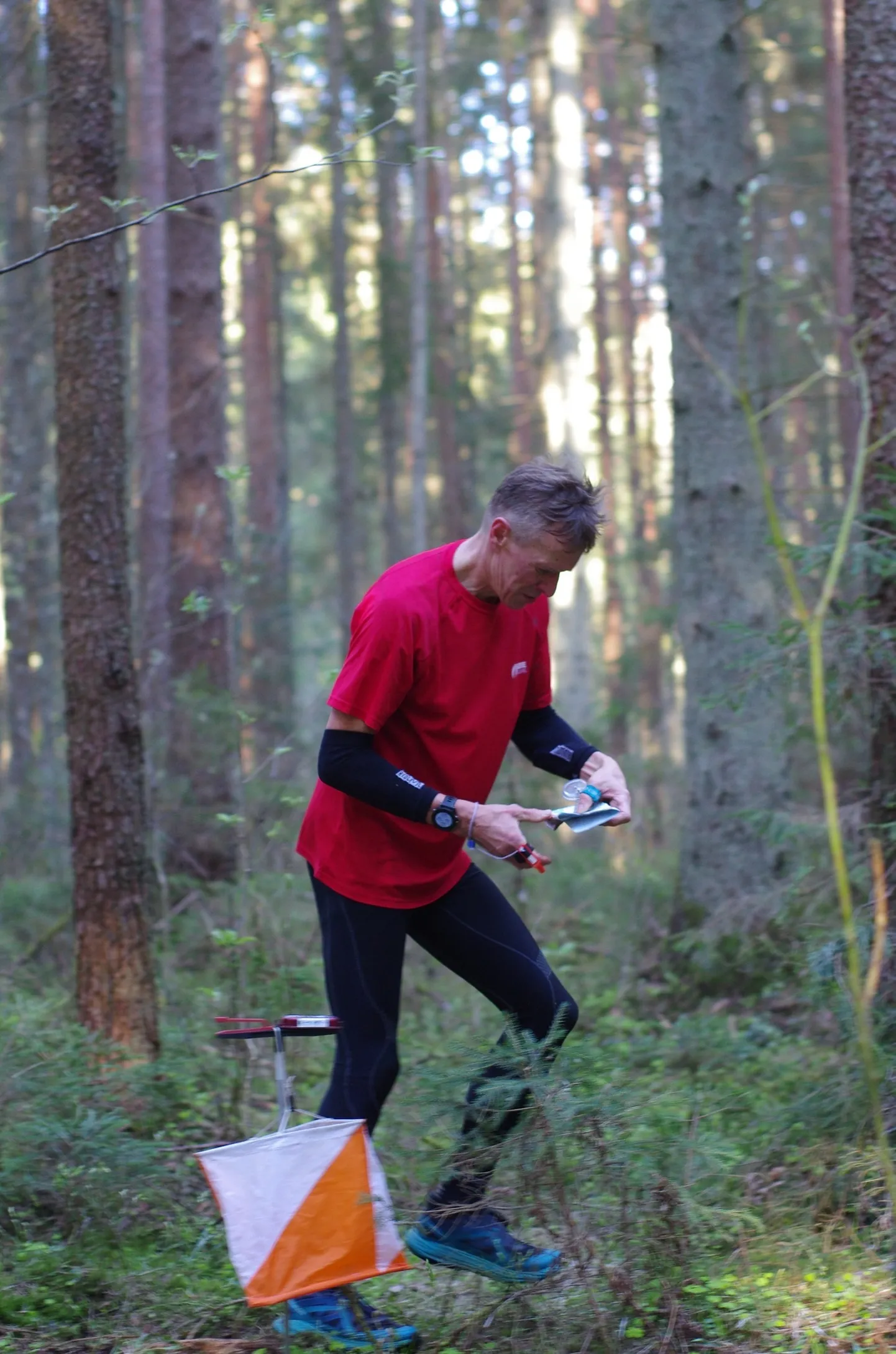 Gert Saamann Järvamaa meister veteranide M55 vanuseklassi valikorienteerumises võistlusrajal.
