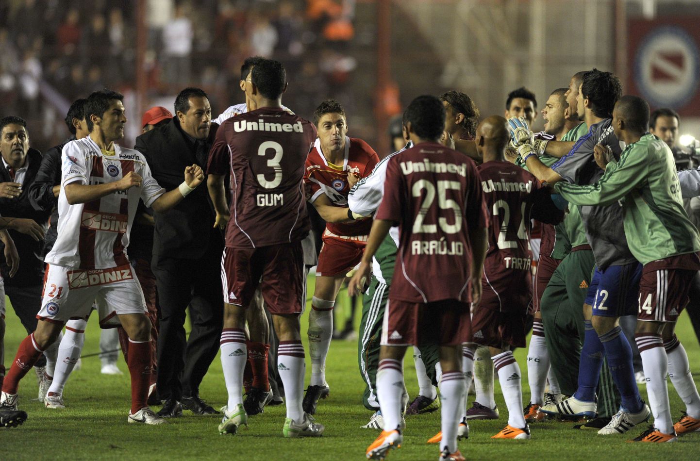 Fluminense ja Argentinos Juniorsi mängijad läksid mängu lõpus kaklema.