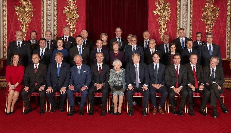 NATO liikmesriikide liidrid 3. detsembril Buckinghami palees tehtud fotol. Esireas keskel istub Briti kuninganna Elizabeth II