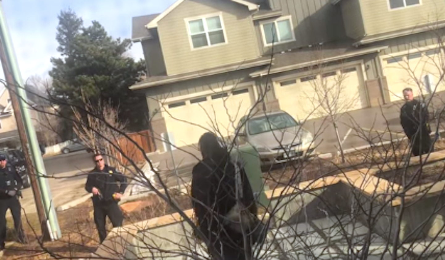 Vahejuhtumit, kus politsei ähvardas Colorado osariigis relvaga oma terrassi koristanud mustanahalist meest, filmis tema majanaaber.
