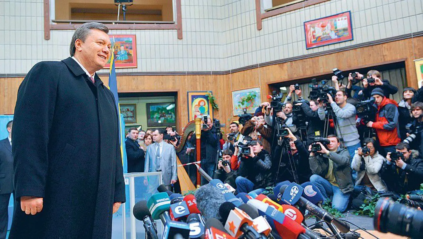 По данным экзит-поллов, лидировал Виктор Янукович (на фото), но Юлия Тимошенко заявила, что победу лидеру Партии регионов праздновать рано.