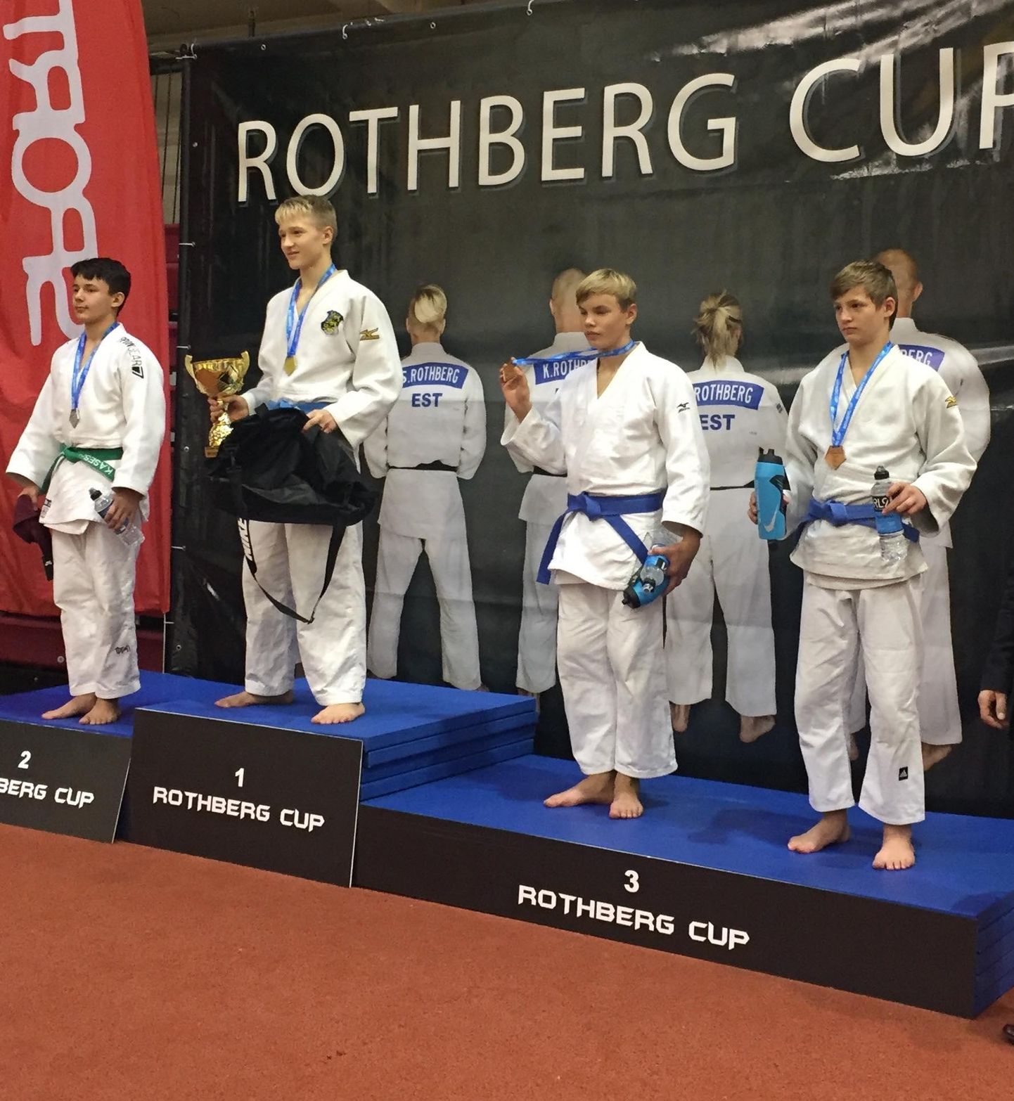 Christian Marcus Kasesalu (vasakul) tõusis judoturniiril Rothberg Cup pjedestaali teisele astmele.