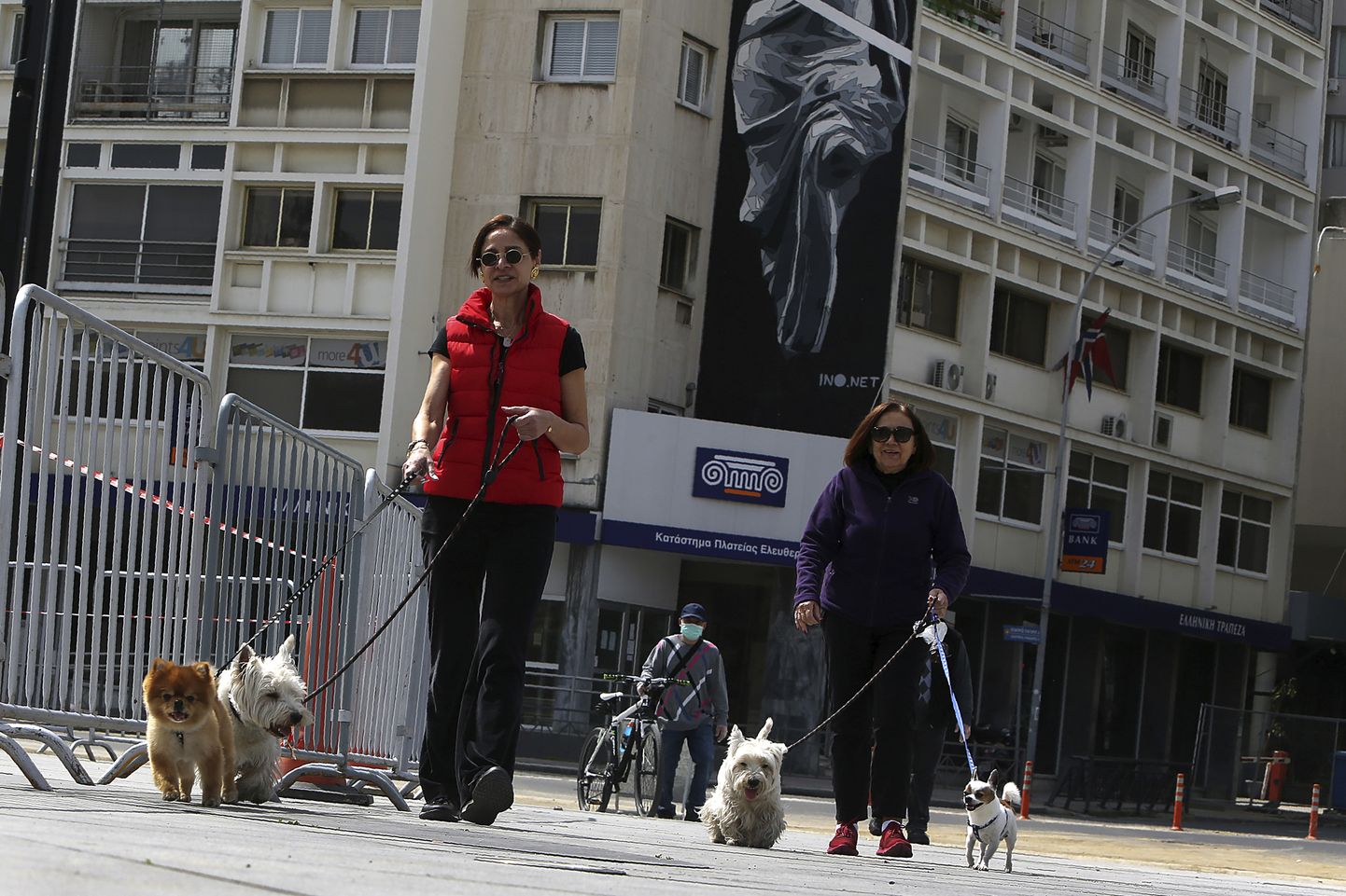 Naised jalutamas koertega Küprose pealinnas Nikosias.