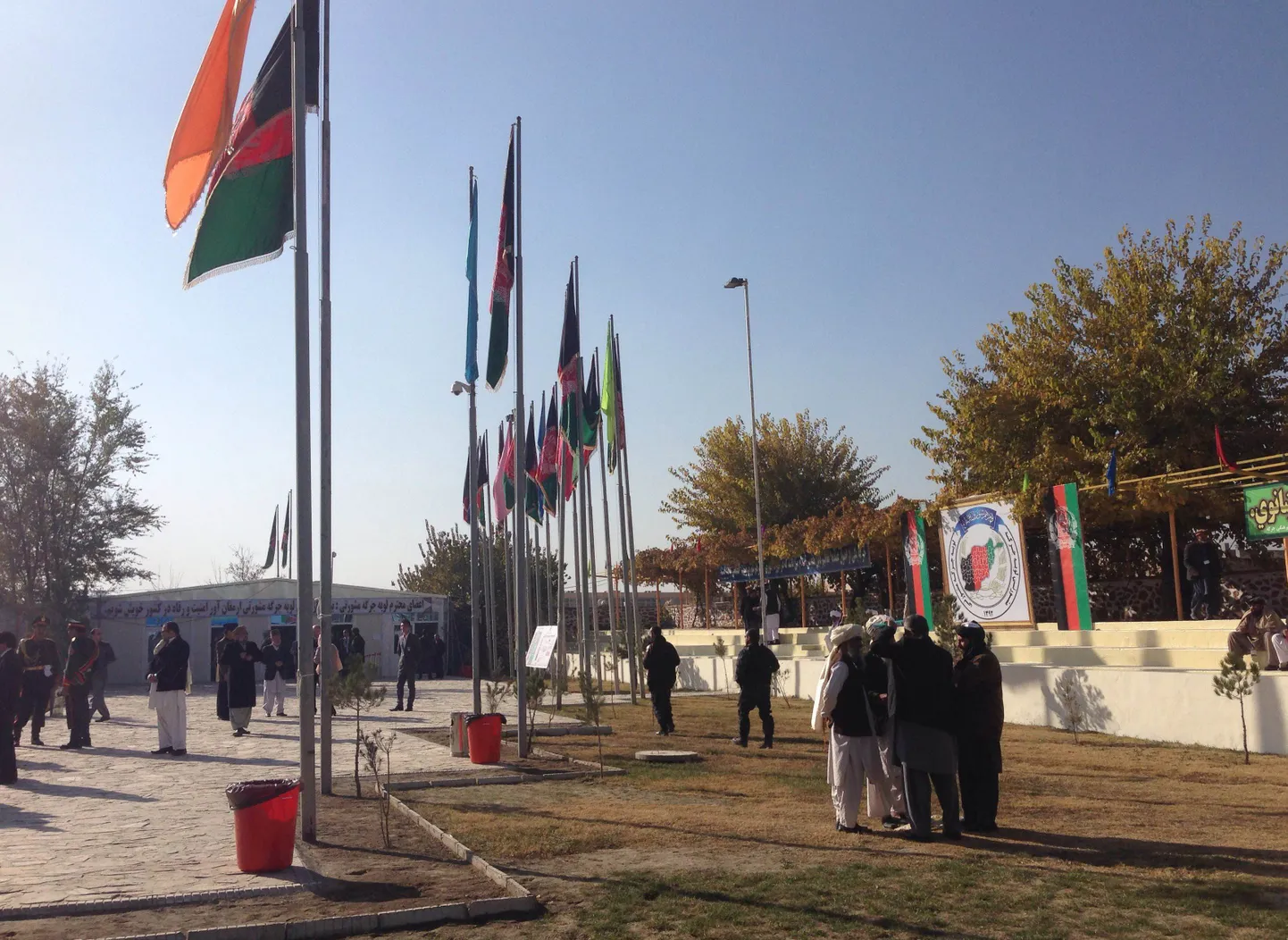 Afganistanu suurkogu Loya Jirga liikmed täna hommikul kohtumispaiga ees.