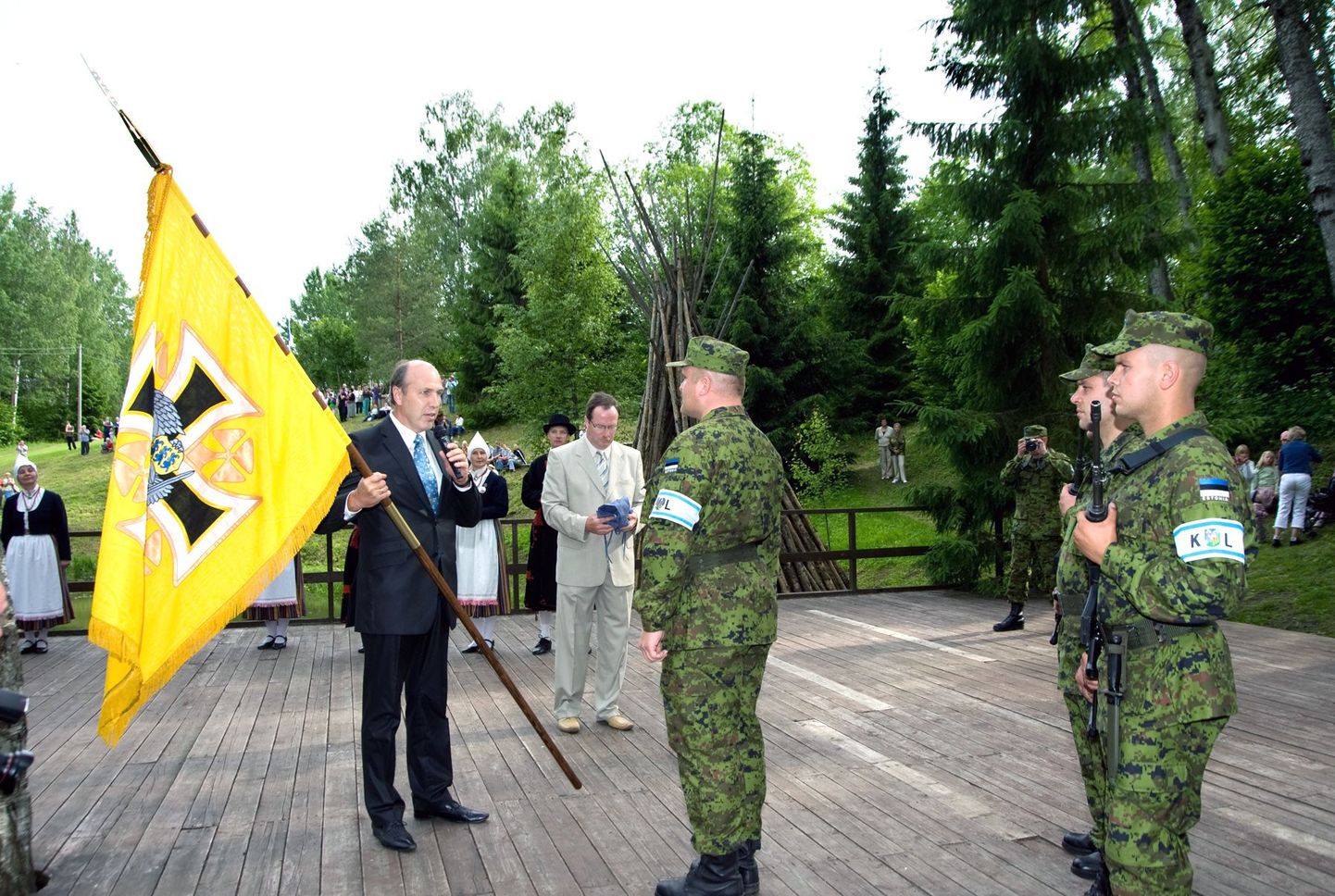 Jõgeva maavanem annab üle uue kaitseväe lipu Jõgeva maleva pealikule Janno Rosenbergile.