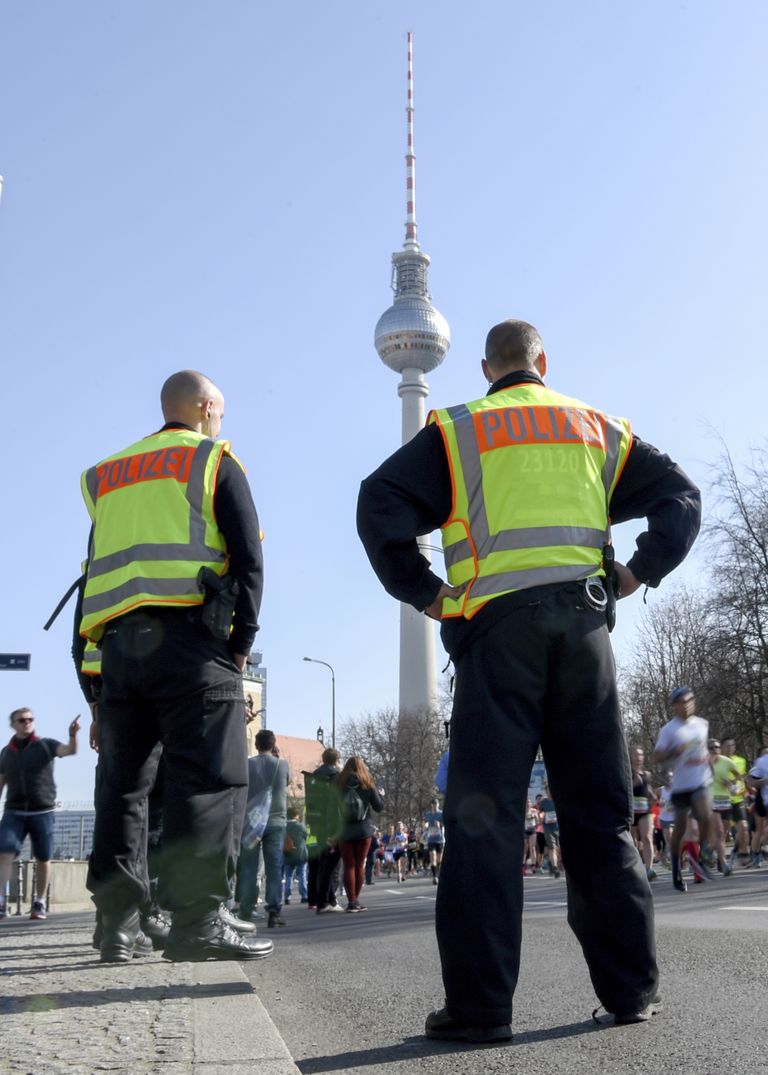 Politseinikud Berliini poolmaratoni turvamas.