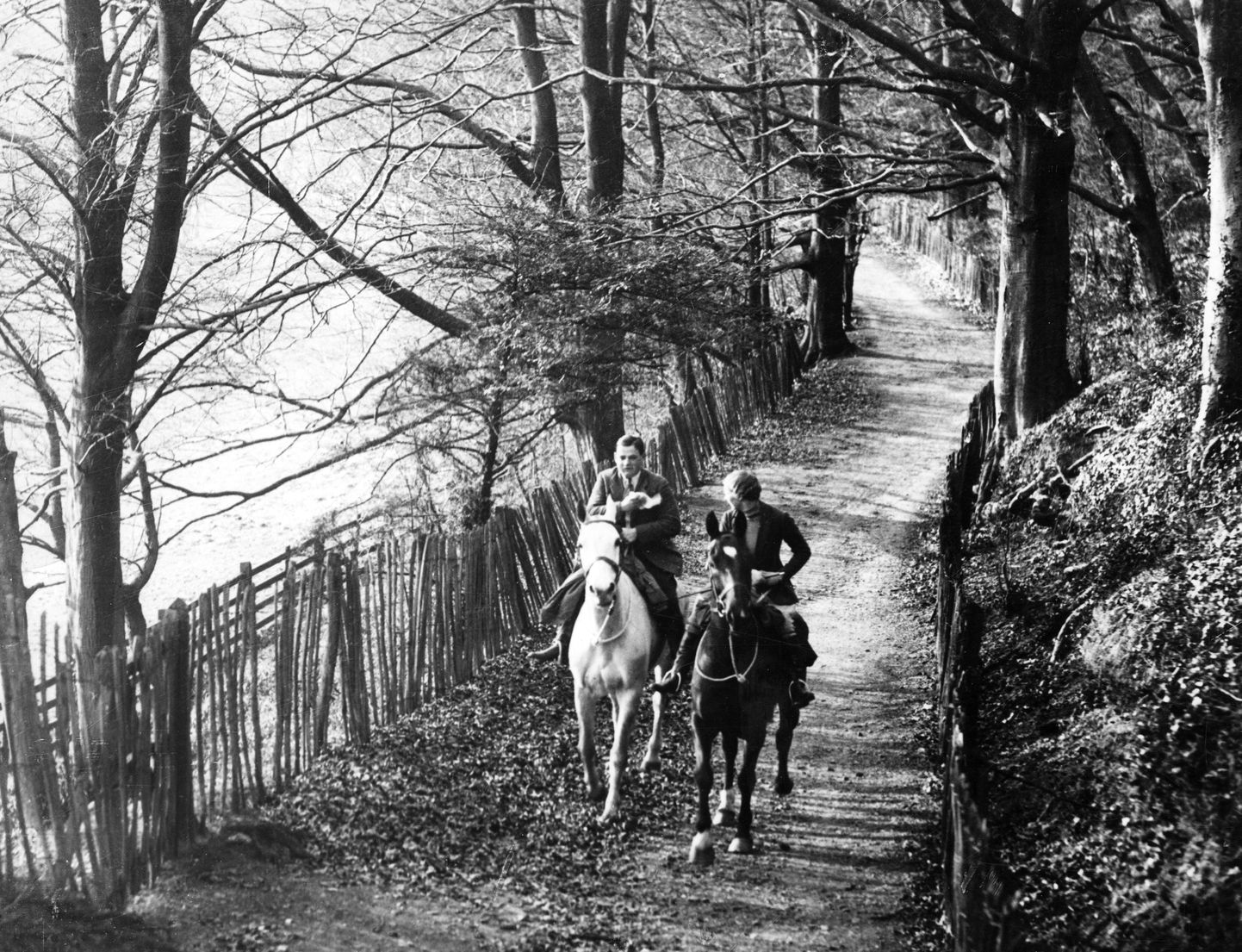 Armunud paar hobustega ratsutamas 1930ndatel. Pilt on illustratiivne.