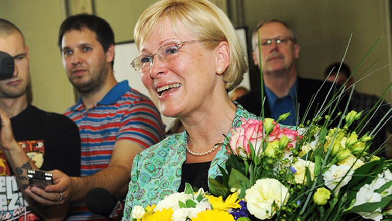Žaneta Jaunzeme-Grende ar ziediem preses konferences laikā 13. septembrī, kurā informēja par paveikto 