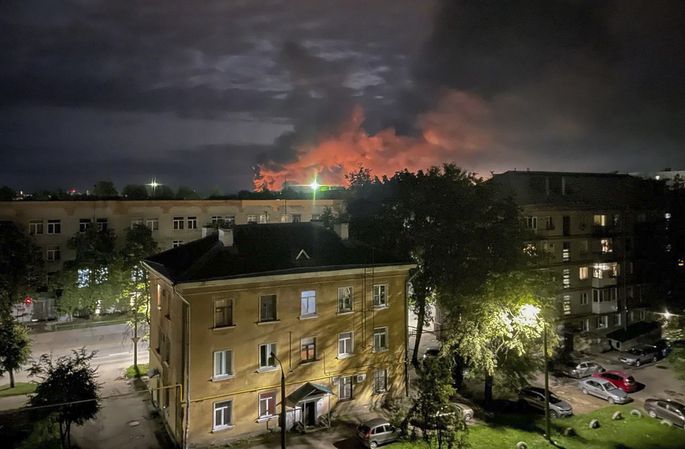 Псков-секс знакомства,он трахает ее большим членом фото