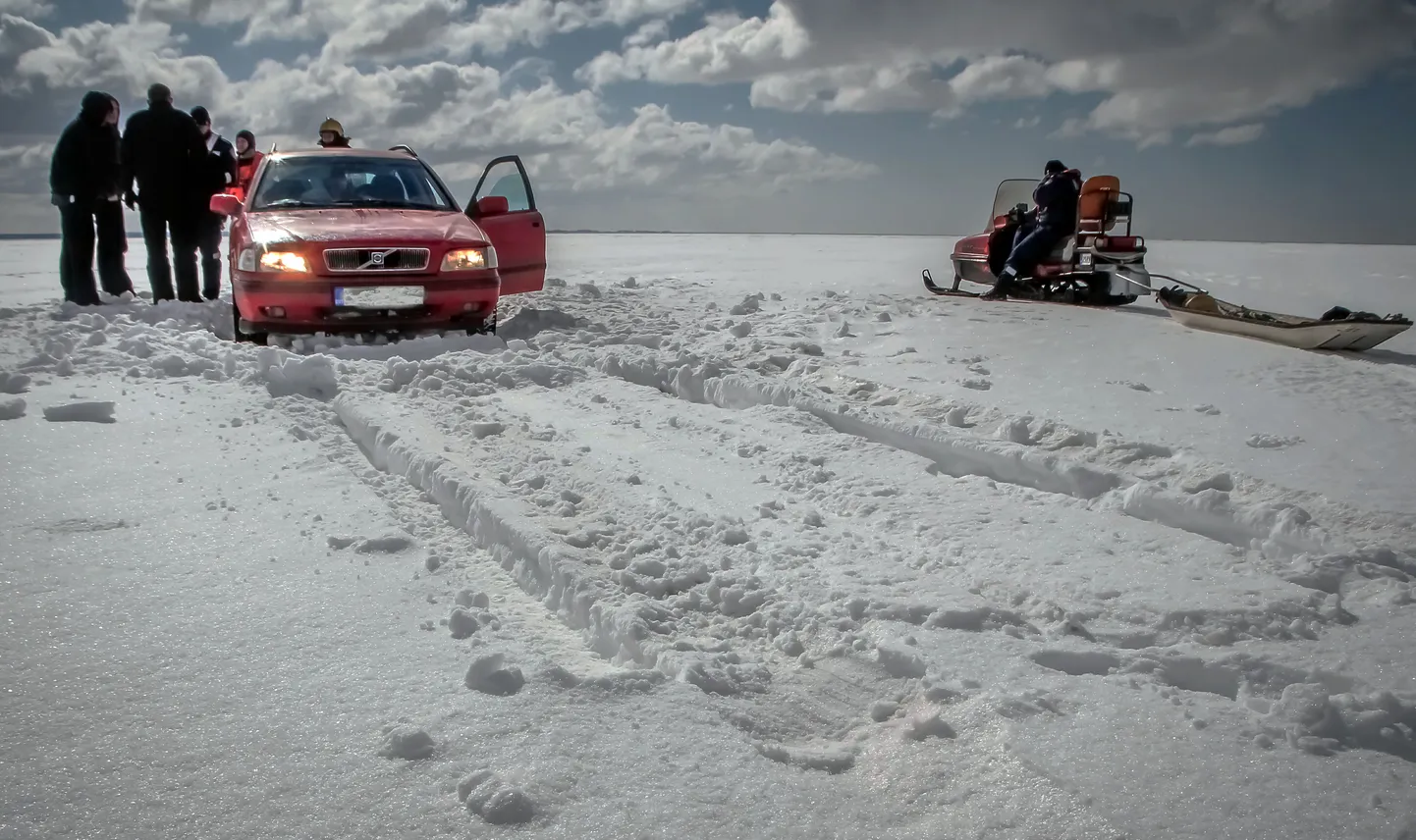 Auto merejääl. Foto on illustratiivne.