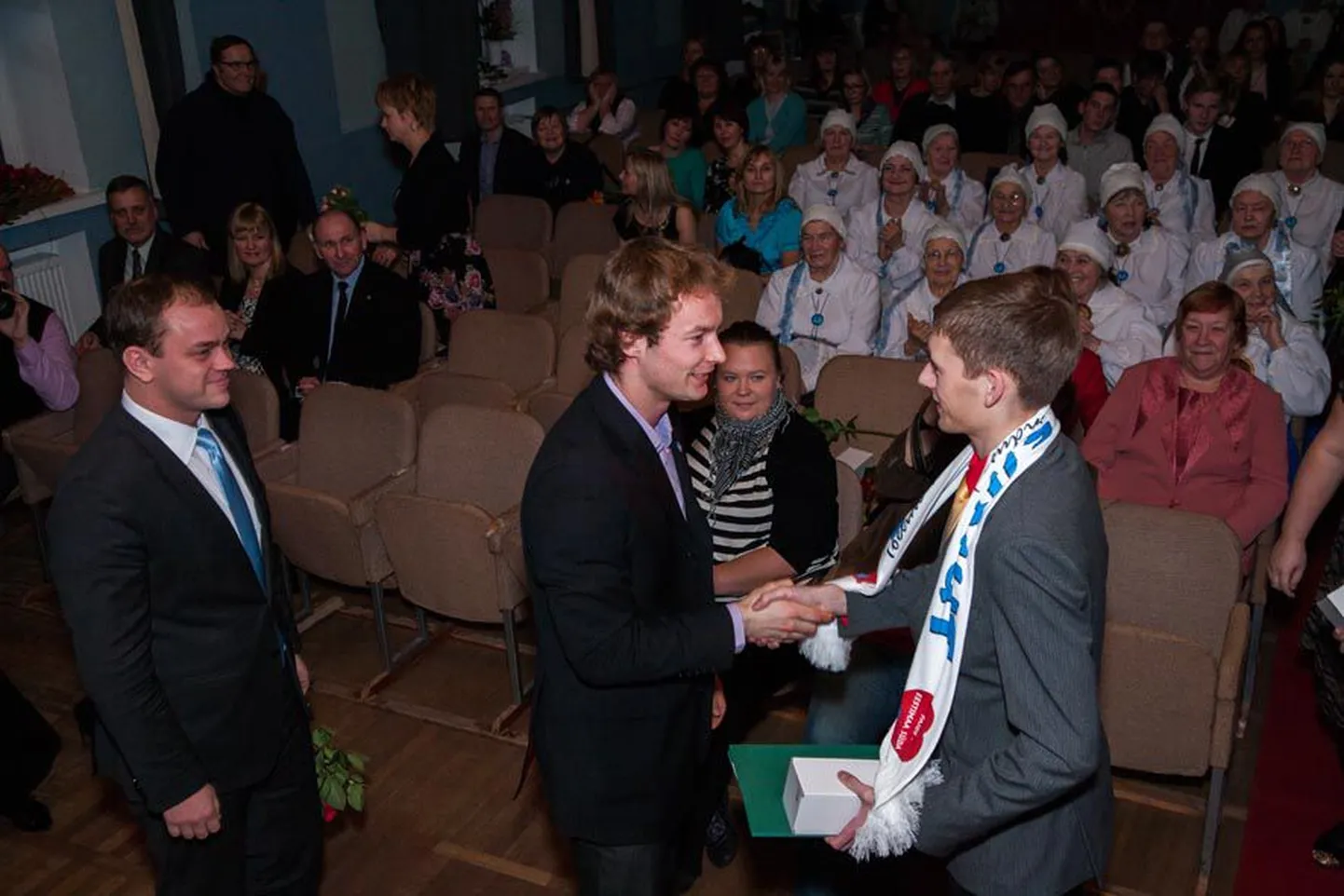 Pilt on tehtud jaanuaris Järva-Jaanis, kui Kaarel Siimut kuulutati Järvamaa aasta  aktiivse noore preemia laureaadiks. Toona õnnitles teda Paide linnapea Alo Aasma. Täna on Aasma ametis Järva maavanemana ja seekord annab Siimutile üle andeka keskkooliõpilase stipendiumi.