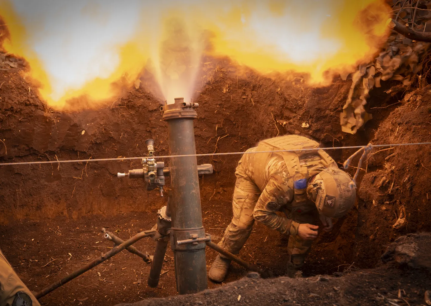 Ukraina sõdur annab tuld Vene sõdurite positsioonide pihta rindejoonel Bahmuti lähedal.