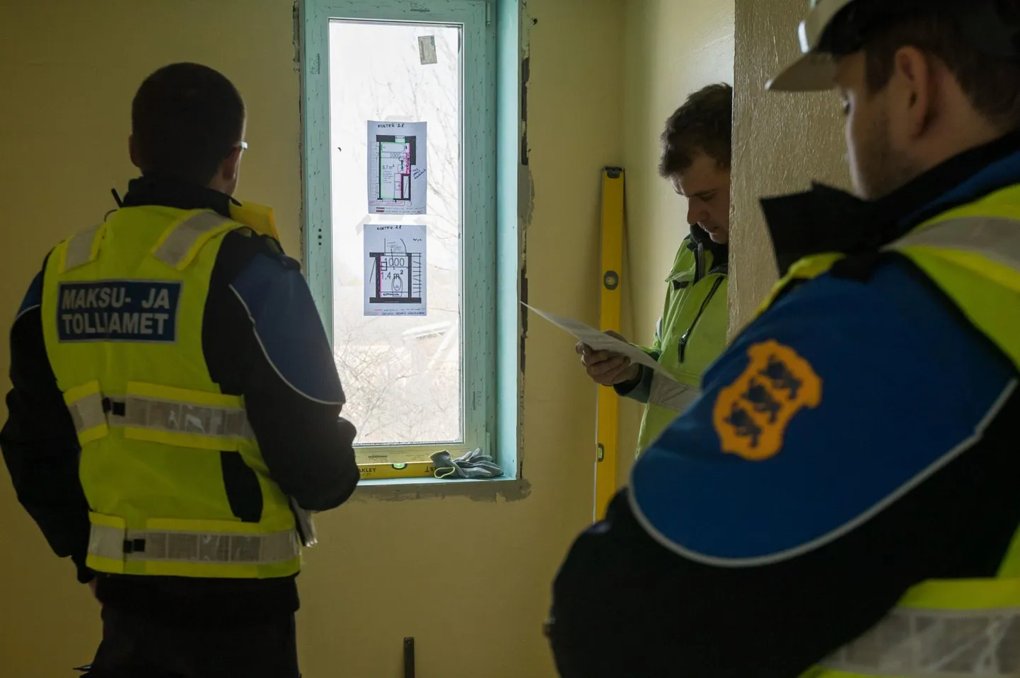 Politseinikud, maksuametnikud ja tööinspektorid teevad tihti ühiseid reide, et leida ebaseaduslikult Eestis töötavaid inimesi.