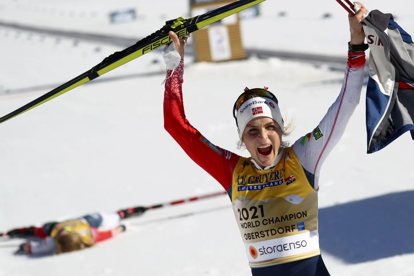 Therese Johaug võitu tähistamas.