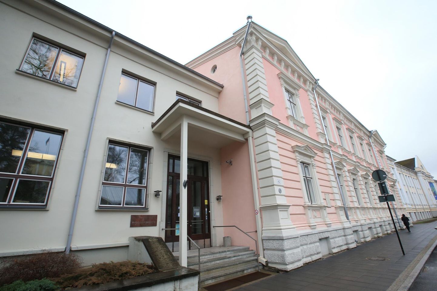 Diskussioon sai alguse Eesti kirjandusmuuseumis, mis asub Vanemuise tänavas Tartus.