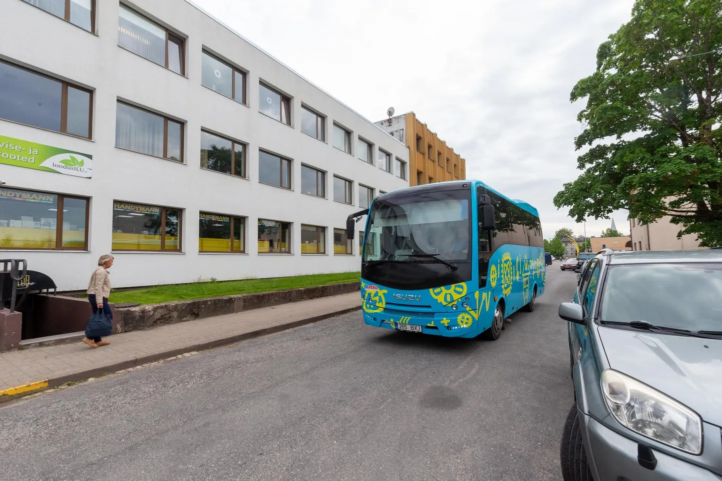 Bussid sõidavad nüüdsest mööda Kivi tänavat, kuid jäävad hätta, kui autod on pargitud mõlemale poole teed.