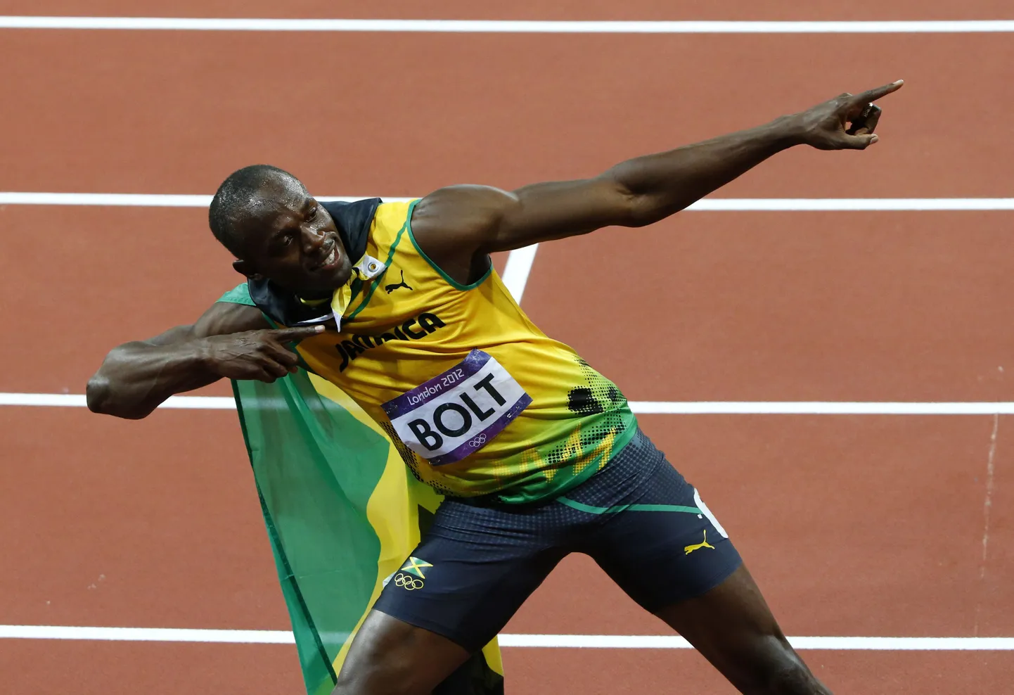 Usain Bolt võitu tähistamas.