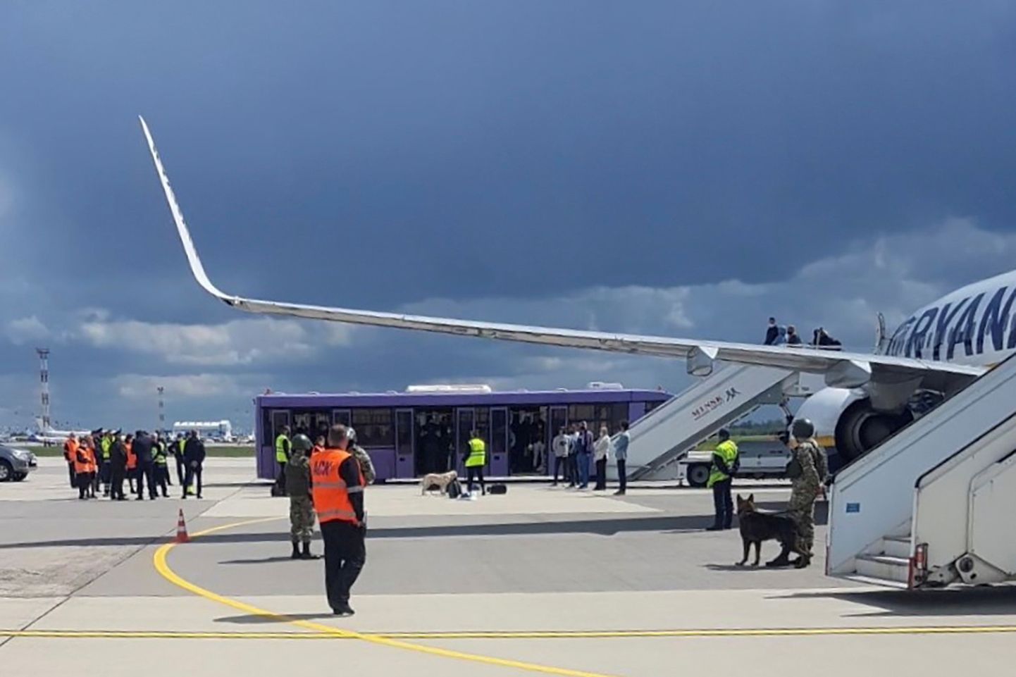 Самолет авиакомпании Ryanair, следовавший рейсом из Афин в Вильнюс, был принудительно посажен в Минске днем 23 мая 2021 года.