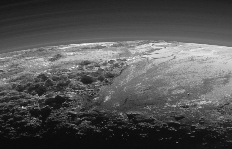 New Horizonsi vaade päikeseloojangule Pluuto Sputniku lavamaaks kutsutaval alal ja seda ümbritsevatel mägedel.