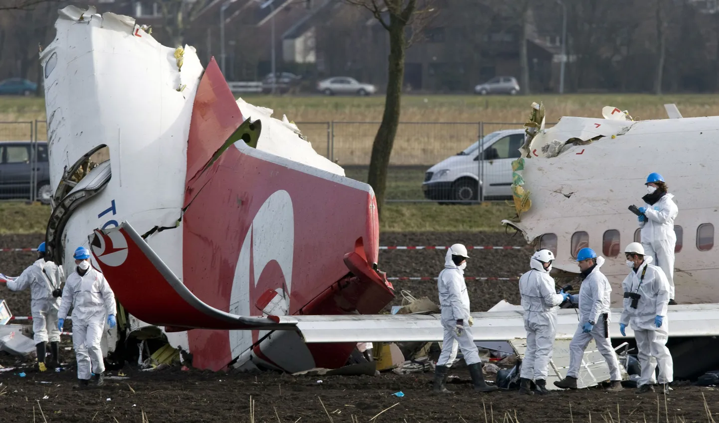 Uurijad Boeing 737-800 tükkide juures