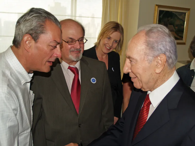 Pols Osters, indiešu raksnieks Salmans Rušdi un austrāliešu rakstniece Karo Lūelina tiekas ar Izraēlas prezidentu Šimonu Peresu 2008. gadā.