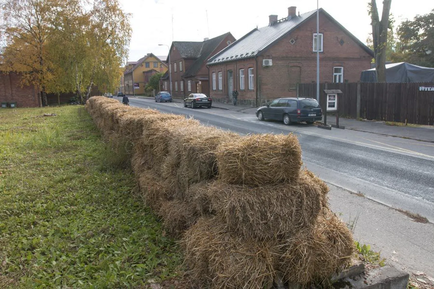 Linnas on põhupakkidest laotud müür kindlasti kõike muud kui tavaline.