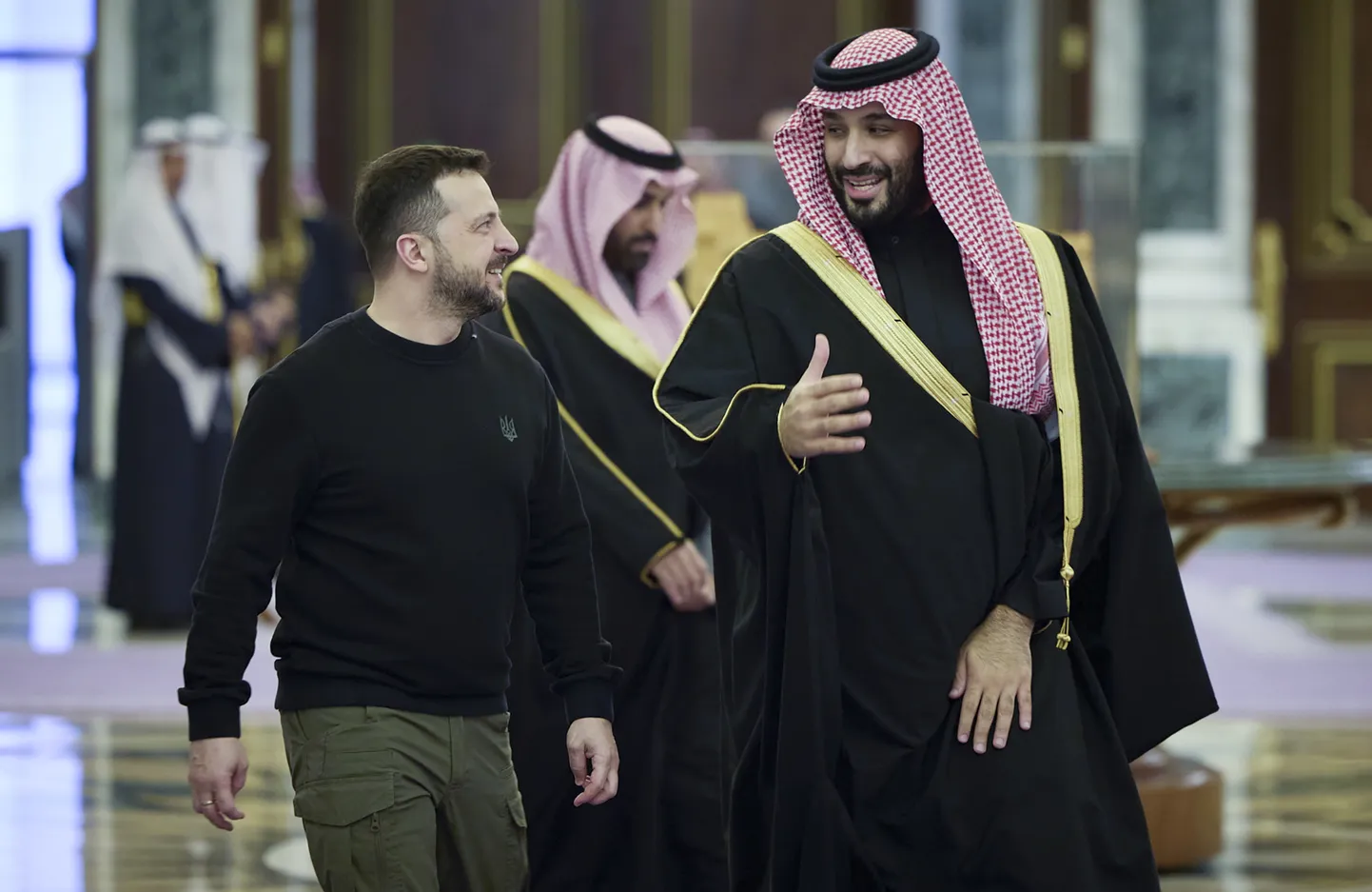 Ukraina president Volodõmõr Zelenskõi ar-Riyadis kohtumisel Saudi Araabia kroonprintsi Mohammed bin Salmaniga enne suundumist Albaaniasse.