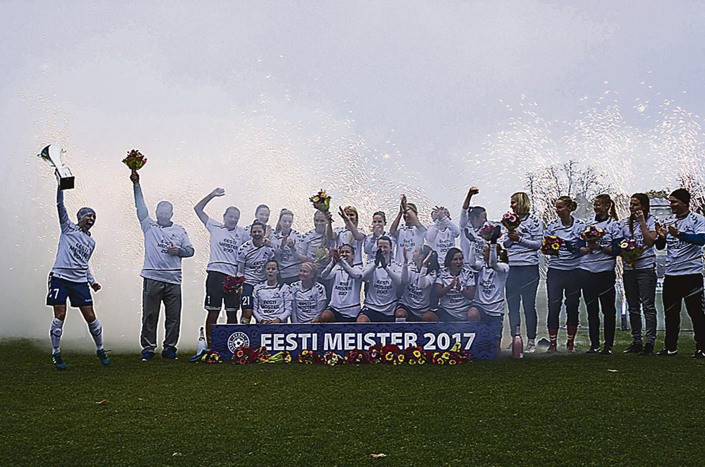 Sügisel triumfeeris Pärnu jalgpalliklubi naiskond 13. meistrikarikaga.