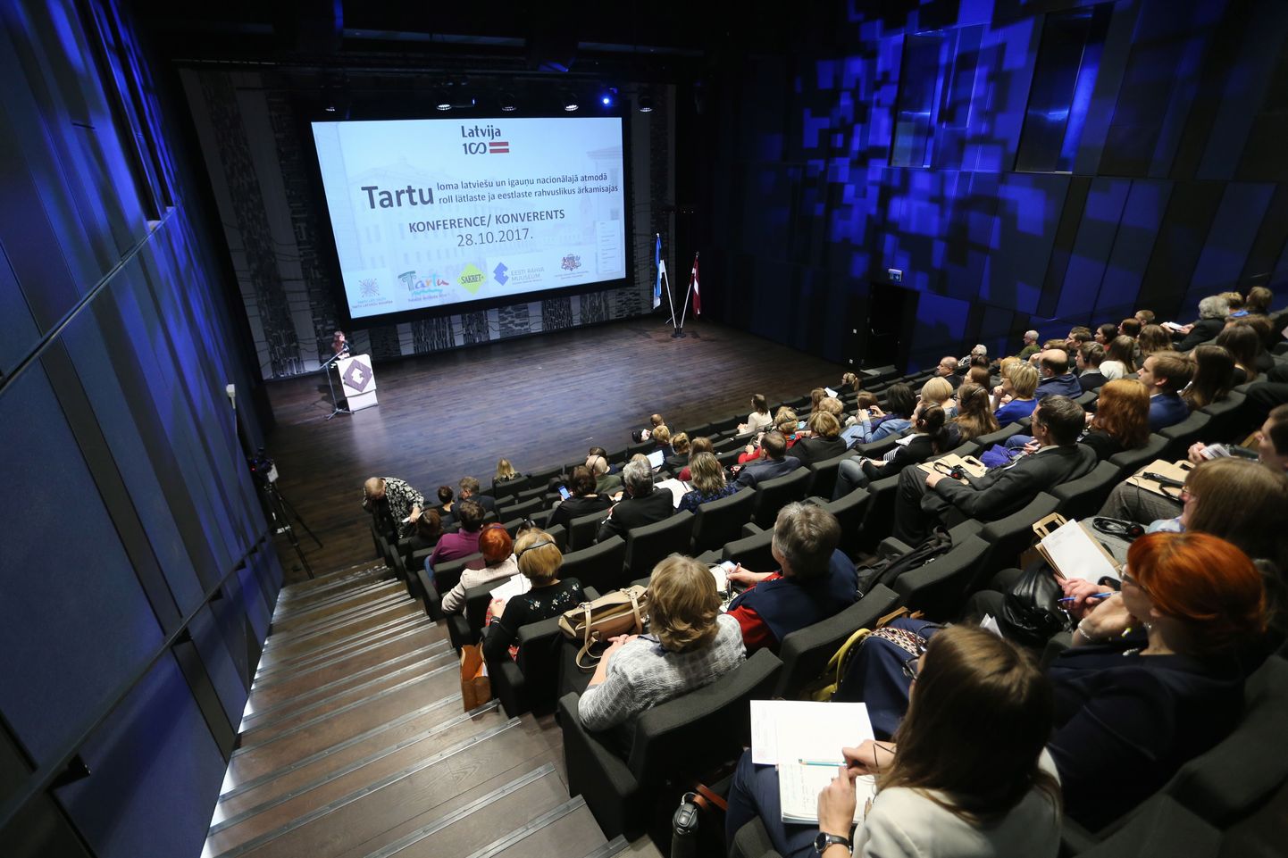 Konverentsi juhatas kõnepuldist sisse Tartu Läti seltsi juhatuse esinaine Ilze Salnāja-Värv.