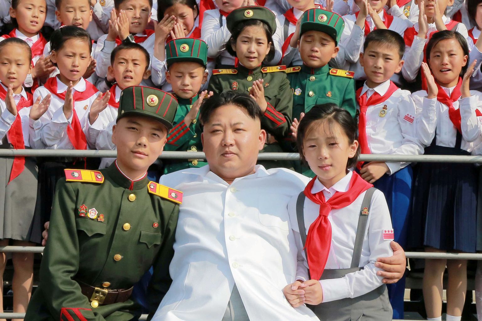 Kim Jong Un koolilastega
